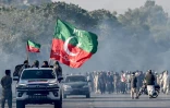 Des partisans du parti Pakistan Tehreek-e-Insaf (PTI) de l'ancien Premier ministre emprisonné Imran Khan marchent vers Islamabad exigeant la libération de Khan, à Hasan Abdal dans la province du Pendjab, le 25 novembre 2024