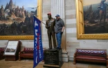 Un partisan de Donald Trump a placé un drapeau en faveur du président sortant sur une statue de la rotondedu Capitole, le 06 janvier 2021