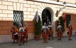 Des gardes suisses s'entraînent dans leurs quartiers, le 26 avril 2023 au Vatican