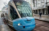 Un masque de protection a été peint sur un tramway pour inciter les habitants à porter un masque, à Rabat le 16 juin 2020