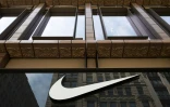 Logo de la marque Nike sur la devanture de la boutique Nike Soho, à New York, le 14 juin 2017 