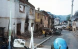 Des soldats canadiens de la FORPRONU patrouillent à bord d'un véhicule blind dans les rues de Srebrenica, entièrement détruites par les bombardements serbes, le 25 avril 1993