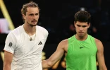 L'Allemand Alexander Zverev (G) déçu après sa défaite face à l'Espagnol Carlos Alcaraz en demi-finale de l'Open d'Australie, le 30 janvier 2026 à Melbourne