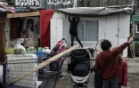 Un membre de la communauté rom fixe le toit de sa cabane dans le camp de Bobigny, le 27 mars 2019