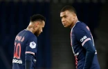 Les attaquants du Paris-SG, le Brésilien Neymar (g) et le Français Kylian Mbappé, lors du match de Ligue 1 face à Angers, au Parc des Princes, le 2 octobre 2020
