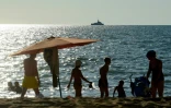 Des vacanciers sur une plage des faubourgs de Sébastopol, le 16 juillet 2022 en Crimée