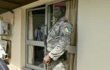 Un soldat ivoirien en poste devant le conseil constitutionnel à Abidjan, le 9 novembre 2020