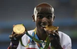 Mo Farah avec ses deux médailles d'or remportées aux Jeux olympiques de Rio sur 5.000 et 10.000 m le 20 août 2016