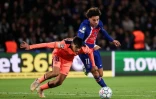 Le Parisien Maghnes Akliouche (d), au duel avec le Barcelonais Gerard Martin, le 20 octobre 2026 au Parc des Princes