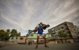 Daniel Grégorich, champion de lutte gréco-romaine, s'entraîne avec un ami sur le toit de sa maison, le 20 avril 2020 à La Havane, à Cuba