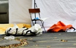 Le corps d'une personne tuée lors de l'attaque de la rue de Charonne, sur le sol le 14 novembre 2015 à Paris