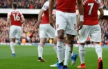 L'attaquant d'Arsenal Pierre-Emerick Aubameyang visé par une banane lancée par un fan de Tottenham lors du derby de Londres, le 2 décembre 2018