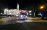 Un camion de pompiers devant le bâtiment de l'Assemblée nationale après une attaque à l'arme blanche, le 1er novembre 2020 à Québec