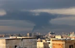 Une colonne de fumée s'élève après une frappe aérienne à Téhéran, le 7 mars 2026 