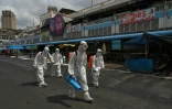 Opération de désinfection dans un marché de Phnom Penh, le 4 avril 2021 au Cambodge