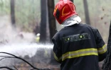 Un pompier tente d'éteindre un feu près du village du Temple, dans le sud-ouest de la France, le 3 août 2026