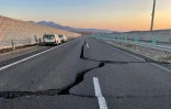 Cette photo prise et publiée le 17 mars 2022 par NEXCO East Nippon Expressway Company montre des fissures sur l'autoroute Tohoku à Shiroishi, dans la préfecture de Miyagi