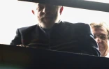 L'ancien président brésilien Lula salue ses partisans depuis le siège du syndicat des métallurgistes à Sao Bernardo do Campo, le 5 avril 2018