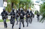 Des policiers interviennent à la télévision TC après une intrusion d'hommes armés en pleine émission, à Guayaquil en Equateur le 9 janvier 2024