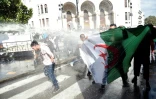 Les forces de l'ordre algériennes utilisent un canon à eau contre des manifestants, le 9 avril 2019 à Alger