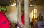 Une femme vote dans un bureau de Kajiado, au Kenya, le 26 octobre 2017