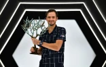 Le Russe Daniil Medvedev pose avec son trophée après avoir remporté le tournoi ATP du Paris Masters face à l'Allemand Alexander Zverev, le 8 novembre 2020 à l'AccorHotels Arena