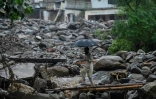Un villageois traverse un pont de fortune sur le site d'une crue soudaine dans le district de Buner, dans la province de Khyber Pakhtunkhwa, le 18 août 2025 au Pakistan