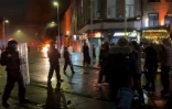 La police sécurise les lieux à Dublin après qu'une voiture de police a été incendiée lors de heurts faisant suite à une attaque au couteau le 23 novembre 2023 à Dublin