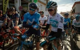 Le Britannique Chris Froome (d) et l'Espagnol Mikel Landa se serre la main avant le départ de la 1re étape de la Ruta del Sol, le 14 février 2018 à Mijas en Andalousie