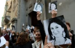 Des Maltais brandissent des photos de la journaliste d'investigation assassinée Daphne Caruana Galizia le 16 avril 2018 à La Valette, six mois après sa mort.