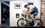 Le cycliste français Yoann Offredo de l'équipe Wanty-Gobert s'entraîne dans son garage à Montlhéry (Essonne), le 3 avril 2020