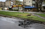 Les débris d'un missile dans une rue de Severodonetsk, au Donbass dans l'est de l'Ukraine, le 13 avril 2022