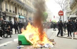 Une poubelle incendiée sur le parcours de la manifestation parisienne des cheminots, mardi 3 avril 2018