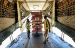 De l'aide humanitaire de l'Organisation mondiale de la santé (OMS) et des Emirats arabes unis arrive par avion à Port-Soudan, le 5 mai 2023