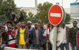 Des migrants de la "jungle" qui n'ont pas été sélectionnés pour monter à bord d'un bus à destination d'un Centre d'accueil et d'orienation, le 13 septembre 2016 à Calais
