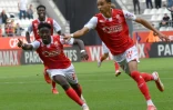 La joie de l'attaquant rémois Hugo Ekitike (d), après son but contre Nantes, lors de la 8e journée de Ligue 1, le 26 septembre 2021 au Stade Auguste-Delaune