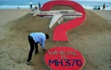 "Où est le MH370?", oeuvre de l'artiste indien Sudarsan Pattnaik (à gauche, au premier plan), sur une plage de Puri, en Inde, le 7 mars 2015