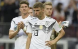 La déception des attaquants allemands Mario Gomez (g) et Thomas Müller (c) après la défaite face au Mexique lors du Mondial, le 17 juin 2018 à Moscou