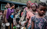 Des personnes déplacées originaires de Goma font la queue pour une aide alimentaire, à Sake, en RDC le 28 mai 2021