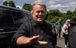 L'ancien conseiller de Donald Trump, Steve Bannon (c), arrive pour une conférence de presse aux abords de la prison fédérale de Danbury, le 1er juillet 2024 dans le Connecticut
