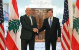 Cette photo, diffusée par le service de presse de la présidence libanaise le 19 juillet 2026, montre le président libanais Joseph Aoun (g.) accueilli par le secrétaire d'Etat américain Marco Rubio, à Washington