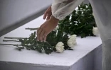 Dépôt de fleurs pour les 80 ans du bombardement atomique de Nagasaki, le 9 août 2025