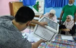 Des assesseurs dans un bureau de vote en banlieue d'Alger, le 12 juin 2021 