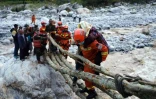 Des secouristes évacuent des résidents après le séisme de magnitude 6,6 qui a frappé la province du Sichuan, dans le sud-ouest de la Chine, le 5 septembre 2022