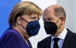 La chancelière allemande Angela Merkel et son successeur désigné Olaf Scholz à Berlin le 2 décembre 2021