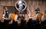 Des joueurs de taiko, le 7 mai 2022 sur l'île de Sado, au Japon