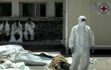 Des sacs renfermant les corps de victimes des récentes violences en attente de leur identification devant l'hôpital de Soueida, dans le sud de la Syrie, le 20 juillet 2025 