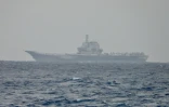 Photo diffusée par le ministère de la Défense taïwanais le 1er avril 2025 montrant le porte-avions chinois Shandong, dans des eaux près de Taïwan