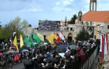 La foule massée pour l'arrivée du pape Léon XIV au monastère qui abrite la tombe de Saint Charbel Makhlouf à Annaya, le 1er décembre 2025