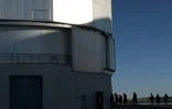 Des techniciens marchent sur la plateforme du Très Grand Téléscope (VLT), à l'Observatoire Européen Austral (ESO) de Paranal, dans le désert chilien d'Atacama, le 27 janvier 2025